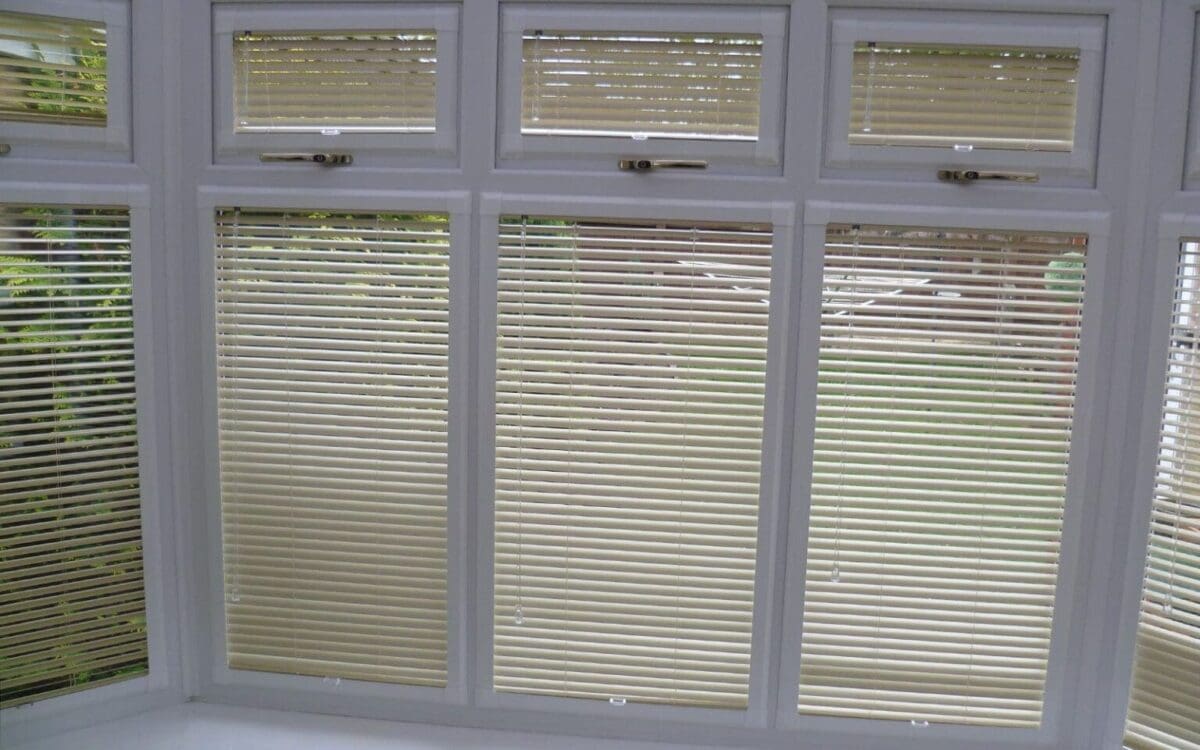 Perfect-fit aluminium venetian blinds in bay window